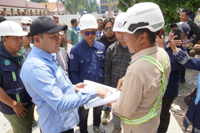 
 Sidak Proyek Pembangunan Alun alun Sidoarjo,Bupati Subandi temukan Banyak Kekurangan