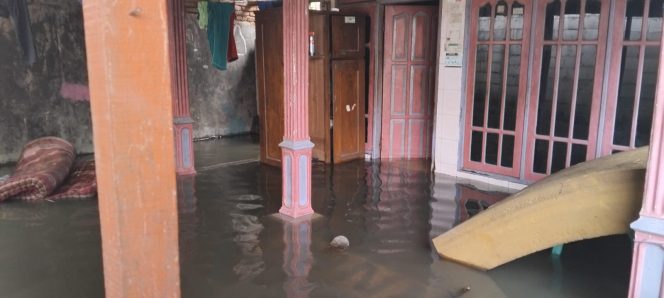 
 .Banjir Rendam Desa penatar sewu,Warga Tanggulangin Keluhkan Penyakit dan Aktivitas Terganggu.