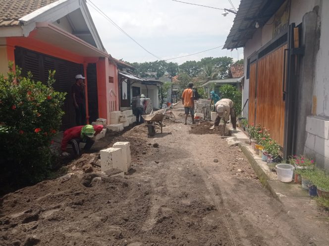 
 .Pavinginasi di Kelurahan Gebang Tuai Kecaman Warga Pekerjaan Sempet Terhenti.