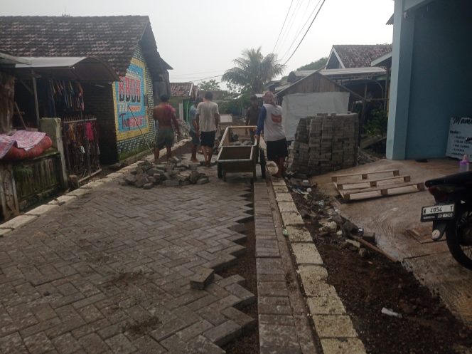 
 Proyek Pavinginasi di Kelurahan  Gebang Kecamatan,Kota, Kabupaten Sidoarjo Tuai Kecaman Warga.