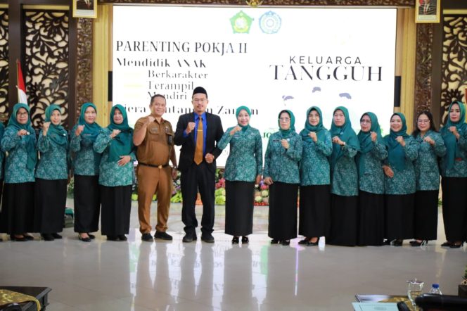 
 Ketua TP. PKK Kabupaten Sidoarjo Ajak Ibu-ibu Ciptakan Keluarga Tangguh di Era Digital*