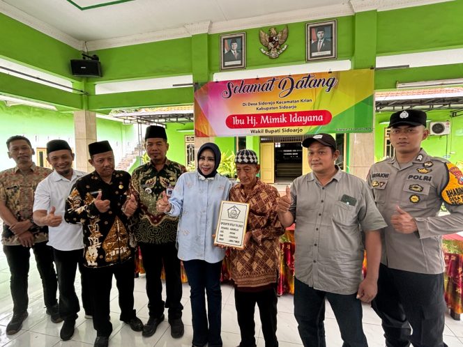 
 *Pemkab Sidoarjo Serahkan Bantuan RTLH di Sidorejo Krian, 800 Rumah Warga Sidoarjo Akan Direhabilitasi*