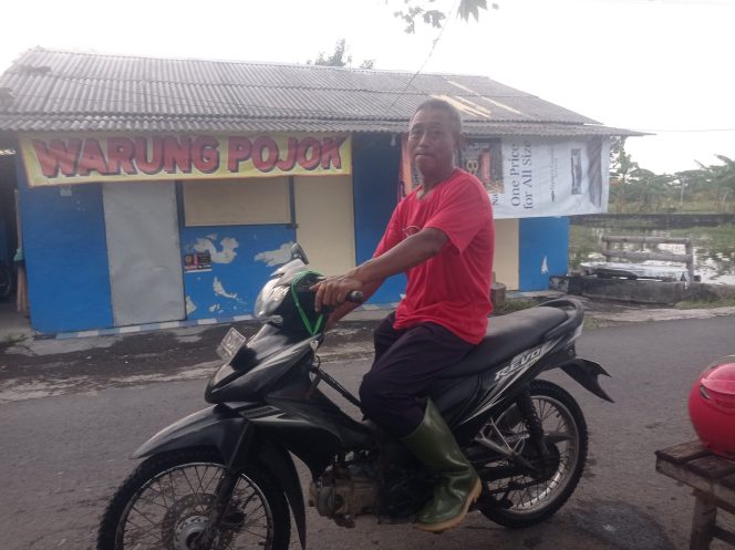 
 Hujan Disertai Angin Kencang, Papan Nama BUMDes Kedungbanteng Ambruk