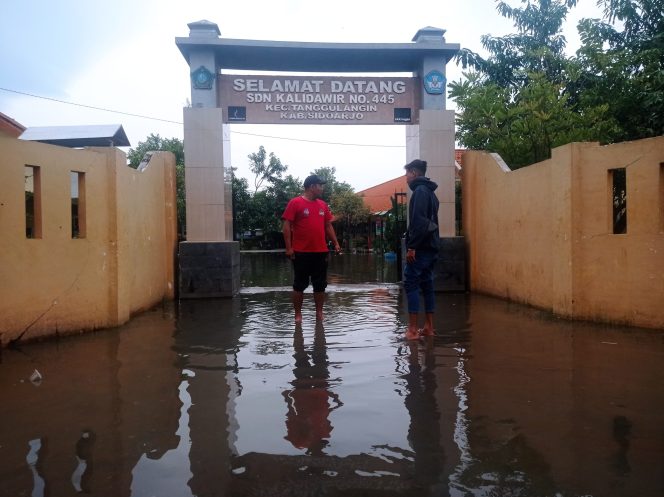 
 Hujan Deras Disertai Angin Kencang, Sungai Kalidawir Meluap Rendam Permukiman dan Sekolah