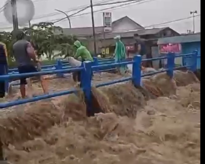 
 Hujan Deras Sejak Pukul 16.00 WIB, Banjir Parah Rendam Desa Sumberrejo Pandaan