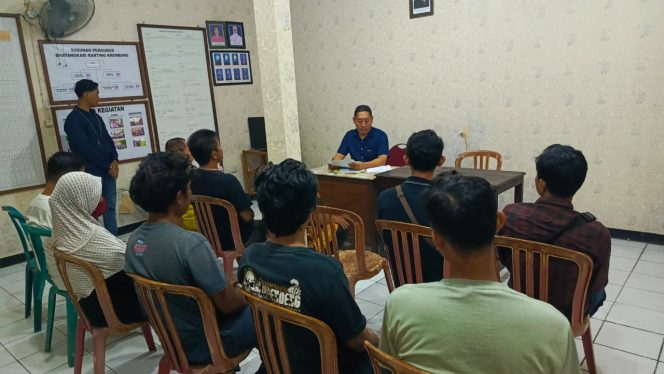 
 Polsek Krembung Amankan Empat Terduga Penikmat Judi Online, Dipulangkan karena Kurang Alat Bukti