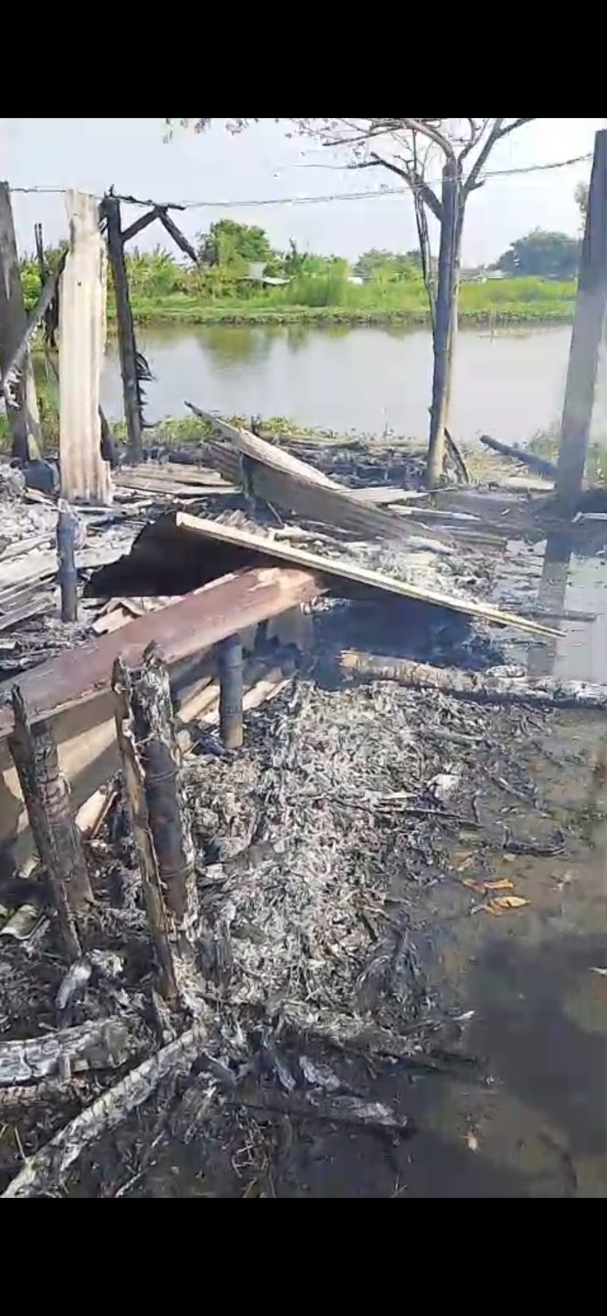 
 Diduga Tidak Terima Diingatkan, Gubuk Tambak di Kedungbanteng Dibakar Oknum Pemancing