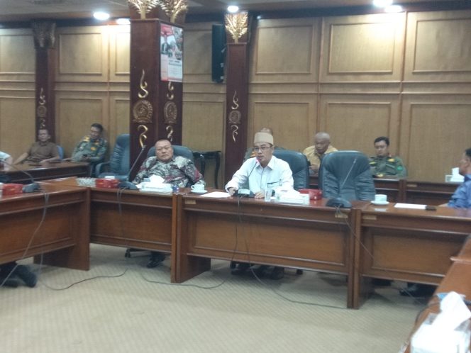 
 Ormas dan LSM Geruduk DPRD Sidoarjo, Tuntut Penyelesaian Konflik Bupati dan Wakil Bupati