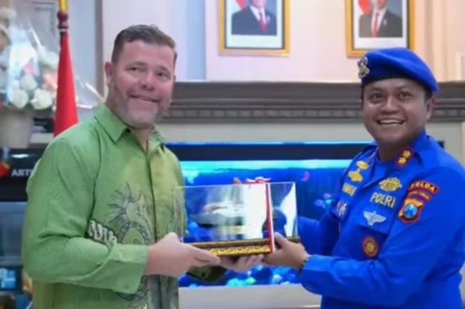 
 Polda Jatim Raih Penghargaan US FWS, Sinergi Internasional Berantas Perdagangan Satwa Liar