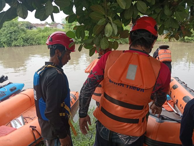 
 Pencarian Balita Hilang di Sungai Kalidawir Terkendala Arus Deras dan Tanaman Air