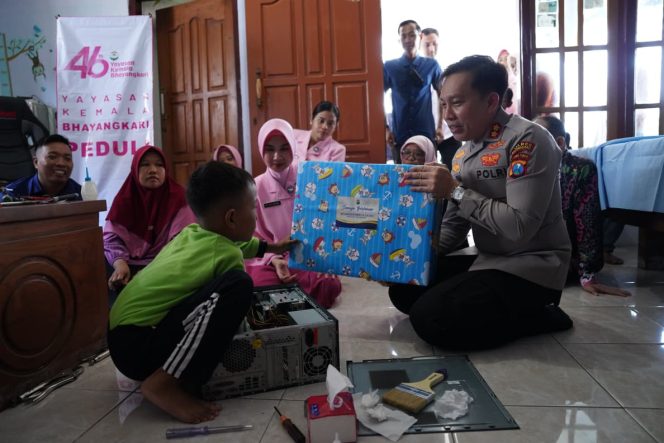 
 Hari Jadi YKB ke-46, Kapolres Bojonegoro Beri Hadiah Laptop Bocah Jago Perbaiki Elektronik